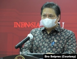 Menko Perekonomian Airlangga Hartarto mengatakan WNA yang mempunyai KITAS dan KITAP bisa divaksinasi COVID-19 lewat mekanisme vaksin gotong royong (biro Setpres)