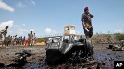 Somali security forces attend the scene after an attack on a European Union military convoy in the capital Mogadishu, Somalia, Oct. 1, 2018.