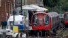 警方在伦敦地铁爆炸案发生的列车车厢旁搭建了刑侦棚子 (2017年9月15日)