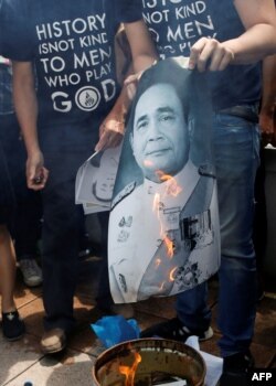 ဘန်ကောက်မြို့ အစိုးရရုံးရှေ့မှာ ဓာတ်ပုံတွေကို မီးရှို့ပြီး ဆန္ဒပြနေကြတဲ့ မြင်ကွင်း။ (ဇူလိုင် ၂၄၊ ၂၀၂၀)
