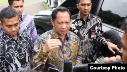 Menteri Dalam Negeri Tito Karnavian berbicara kepada media usai melakukan Rapat Terbatas di Istana Bogor, Jawa Barat, Jumat (27/12). Courtesy: Kemendagri