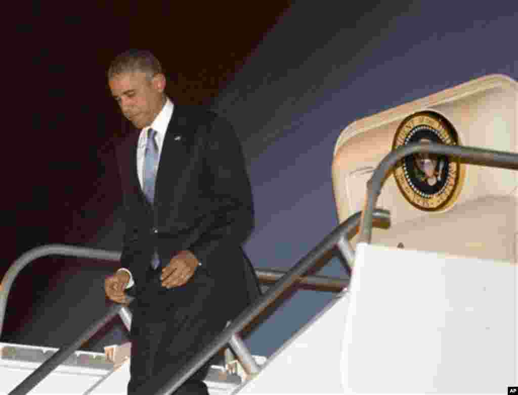 Presiden Barack Obama menuruni tangga pesawat Air Force One ketika tiba di Bandara Internasional Naypyitaw, Naypyitaw, Myanmar, 12 November 2014.
