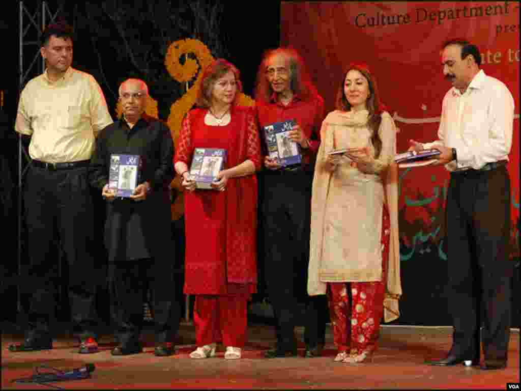 کراچی میں اردو کے صف اول کے ترقی پسند شاعر و ادیب، فیض احمد فیض کی ادبی کاوشوں کے سندھی تراجم پر مبنی کتابوں کی رونمائی ہوئی