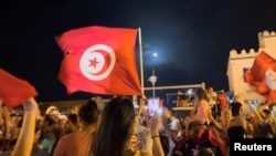 تیونس میں حکومت کی برطرفی کے بعد شہری صدر کے اقدام کی حمایت میں سڑکوں پر نکل آئے ہیں (رائٹرز)