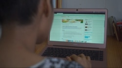 Oun Retra looked up information online on how to cancer patients take care of themselves on daily basis, in September, 2019. (Khnan Sokummono/VOA Khmer)