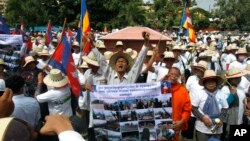 Người dân Campuchia hô khẩu hiệu trước trụ sở Quốc hội để đánh dấu Ngày Định cư Thế giới tại Phnom Penh 6 tháng 10, 2014.