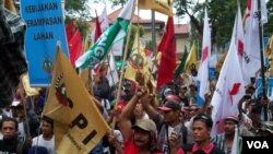 Ratusan petani berunjuk rasa di depan kantor BPN (Badan Pertanahan Nasional) Jalan Sisingamangaraja, Jakarta Selatan (24/9) (Foto: VOA/Andylala). 