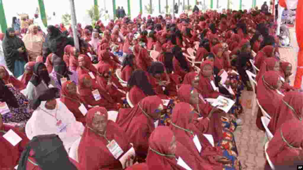 Nigerian Muslim brides attend a mass wedding in Kano, Disamba 19, 2013.