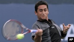 Petenis Spanyol Nicolas Almagro memastikan maju ke babak semifinal Turnamen Stockholm Terbuka setelah mengalahkan Lleyton Hewitt 
