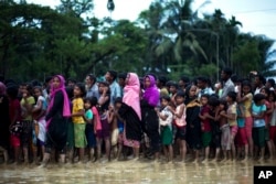 Muslim Rohingya, yang baru-baru ini meninggalkan Myanmar menuju Bangladesh, menanti pembagian makanan dekat kamp pengungsi Balukhali di Cox's Bazar, Bangladesh, 19 September 2017.