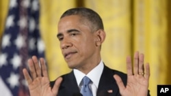 Le président Barack Obama fait un geste au cours d'une conférence de presse tenue le mercredi 5 novembre 2014 à la Maison Blanche, à Washington, après les élections de mi-mandat largement remportées par les républicains. (AP Photo / Pablo Martinez Monsivais)