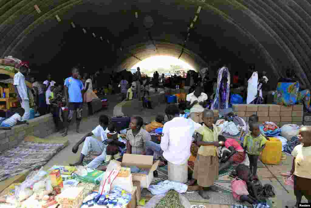 Families displaced by fighting in South Sudan camp in a warehouse inside the UNMISS facility in Jabel, on the outskirts of Juba, Dec. 23, 2013. 