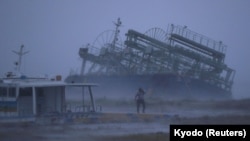 Badai topan Trami di pelabuhan Yobanaru, Okinawa, Jepang, 29 September 2018.