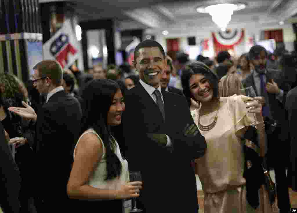 Des gens pausant avec une photo géante de Barack Obama à l'hôtel Intercontinental de Madrid, en Espagne