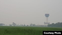 Suasana di Bandara Internasional Kualanamu, Deli Serdang, Sumatera Utara saat diselimuti kabut asap, Senin (23/9). (Courtesy: Humas Bandara Internasional Kualanamu). 