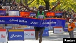 Mkenya Geoffery Mutai berhasil mempertahankan gelarnya dalam "New York Marathon" setelah melintasi garis finish dengan waktu 2 jam 8 menit 24 detik, Minggu (3/11).