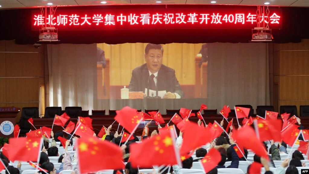 资料照：安徽省淮北师范大学的学生收看习近平在庆祝中国改革开放40周年大会上发表讲话。（2018年12月18日）(photo:VOA)