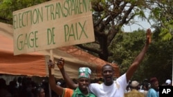 Supporters of Guinea's opposition hold a banner reading "Transparente Elections. Sign of Peace" during an opposition rally in Conakry (file)
