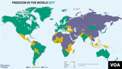 국제인권단체 '프리덤하우스'가 발표한 2017년 세계 자유도 지도. 녹색은 자유로운 나라, 노란색은 부분적으로 자유로운 나라, 보라색은 자유가 없는 나라를 표시한다.