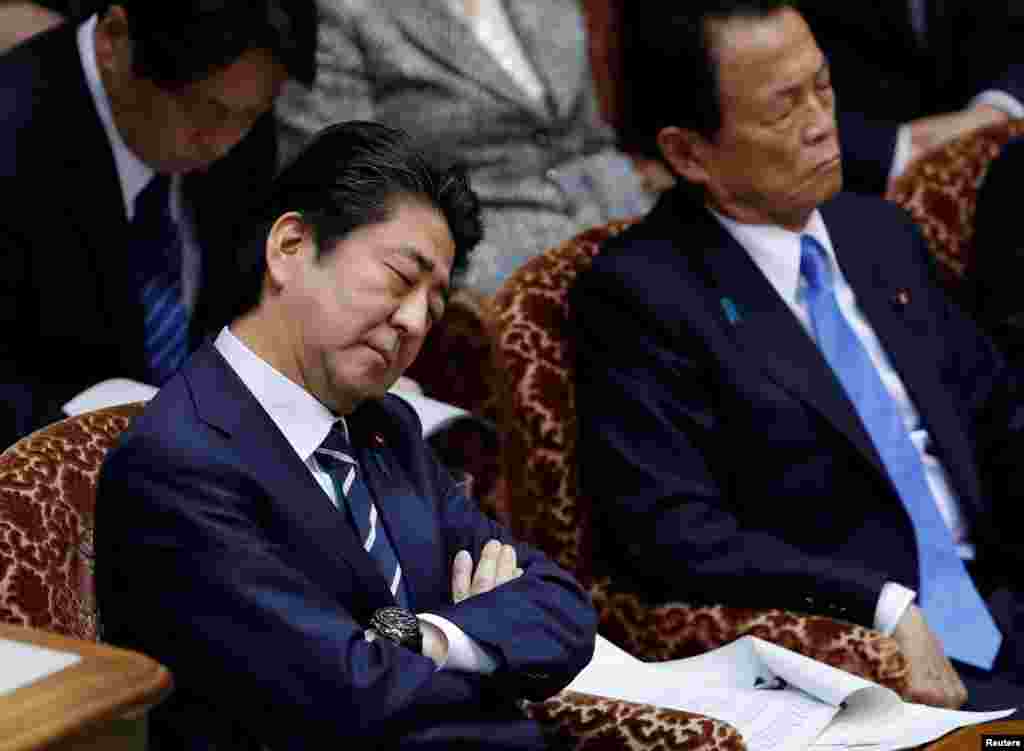 Japan&#39;s Prime Minister Shinzo Abe and Finance Minister Taro Aso attend an upper house parliamentary session in Tokyo.