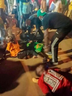 Warga membantu para korban yang terinjak-injak di Stadion Olembe, Yaounde, Kamerun (foto: dok).