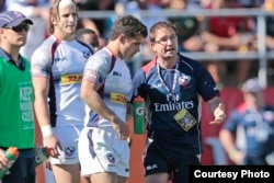 USA Men’s Eagles Sevens head coach Mike Friday speaks with US player Madison Hughes at the London Sevens, May 2015 (USA Rugby).