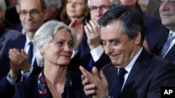 Calon presiden Perancis dari Partai Konservatif Francois Fillon bersama istrinya Penelope, dalam rapat kampanye di Paris (29/1). (AP/Christophe Ena)