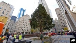 Jelka ispred Rockefeller centra u New Yorku
