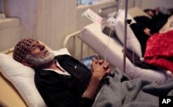 An elderly man is treated for a suspected cholera infection in Sana'a, Yemen, May. 15, 2017. The U.N. says a cholera outbreak has killed at least 180 people over the past two weeks.