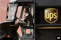 Un conductor de UPS se dirige a entregar paquetes en una ruta de New York.