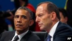 Tổng thống Barack Obama lắng nghe Thủ tướng Australia Tony Abbott phát biểu khai mạc tại phiên họp toàn thể hội nghị G20 Summit ở Brisbane, Australia, ngày 15 tháng 11, 2014.