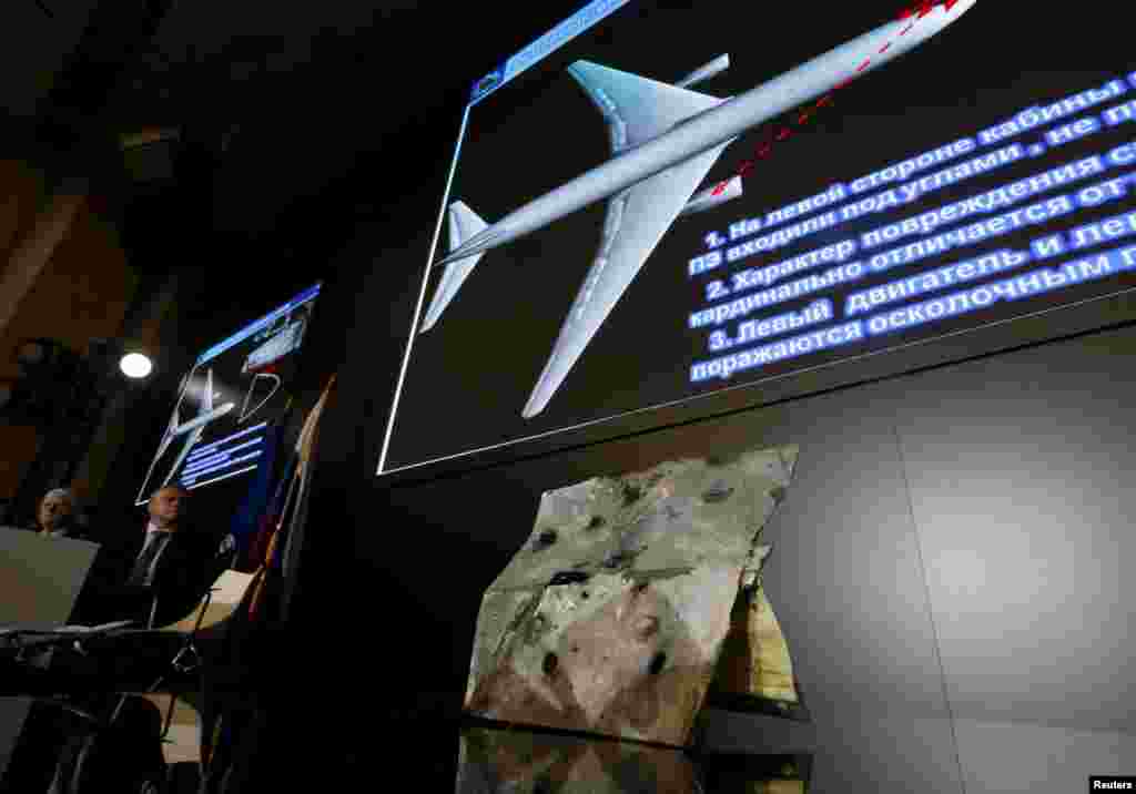 Sampel dan bahan-bahan grafis ditampilkan dalam konferensi pers yang diselenggarakan oleh para pejabat pembuat rudal Rusia Almaz-Antey terkait hasil investigasi ledakan pesawat Malaysia Airlines bernomor penerbangan MH17 di Ukraina timur, di Moskow, Rusia (13/10). (Reuters/Maxim Zmeyev)