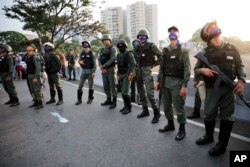 Soldados frente la base militar "La Carlota" en Caracas, Venezuela, el martes, 30 de abril de 2019.