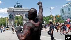 Učesnik protestnog marša "Životi crnaca su važni" u Bruklinu, 14. juna 2020.