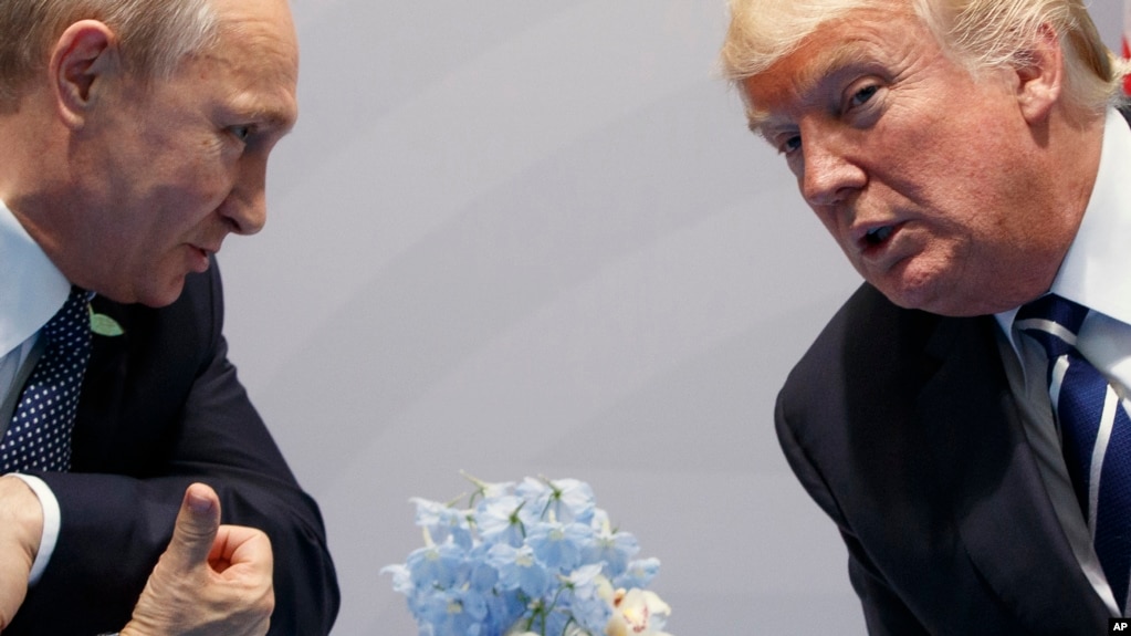 Дональд Трамп и Владимир Путин общаются во время саммита G20 в Гамбурге, Германия, 7 июля 2017 года