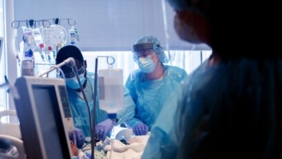 Các bác sỹ đang cứu chữa bệnh nhân Covid-19 trong phòng hồi sức tích cực ở Chicago