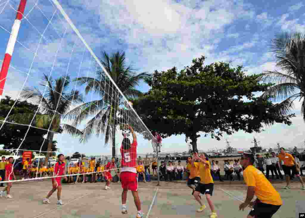 峴港 (7月16日) 普里貝爾號水兵與越南水兵舉行排球友誼賽。