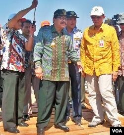 Gubernur Jatim Soekarwo saat meninjau lokasi pembanguan jembatan darurat di Pasuruan. Soekarwo telah meminta Dinas PU memeriksa jembatan-jembatan kritis di Jawa Timur.