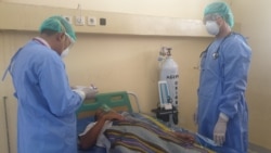 Dokter dan perawat melakukan observasi terhadap pasien dalam kegiatan simulasi penanganan pasien diduga terinfeksi virus korona di RSUD Anutapura Palu, 4 Maret 2020. (Foto: VOA/Yoanes Litha)