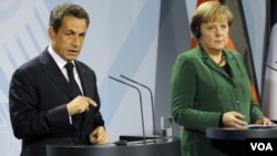 Presiden Perancis Nicolas Sarkozy (kiri) dan Kanselir Jerman Angela Merkel mengusulkan perubahan dalam perjanjian Uni Eropa.