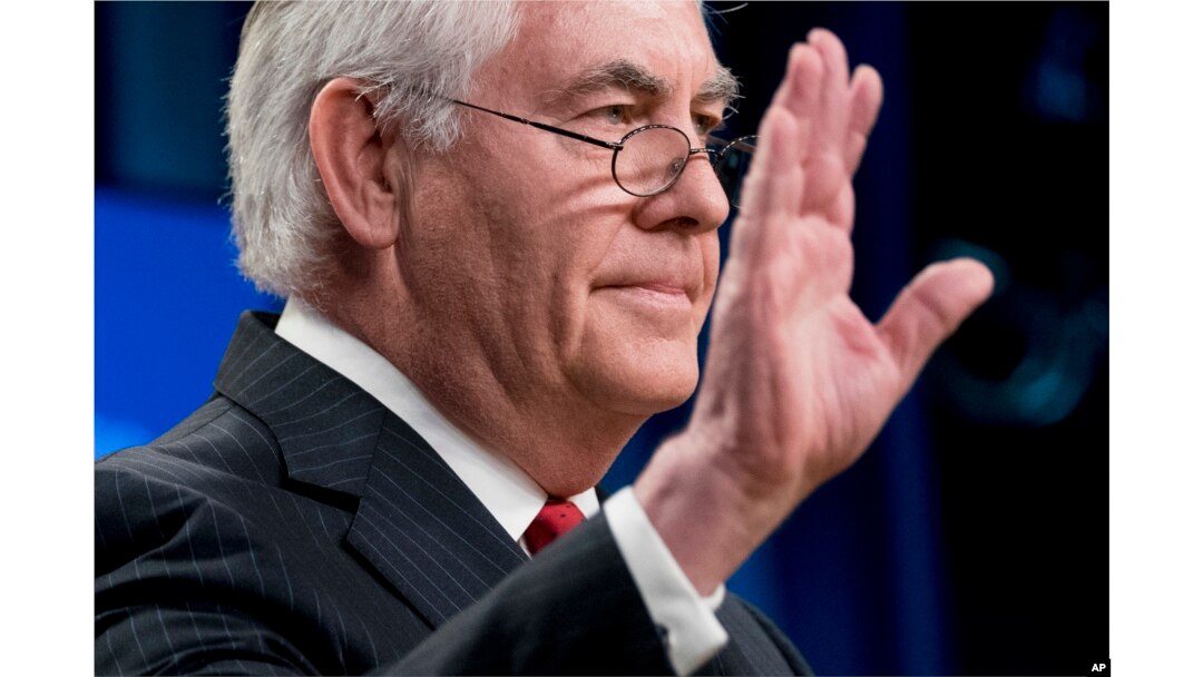 Menlu AS Rex Tillerson melambaikan tangannya seusai menyampaikan pidato perpisahannya dalam konferensi pers di kantor Departemen Luar Negeri AS, Washington, D.C., Selasa, 13 Maret 2018.