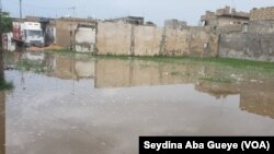 A Dakar Banlieue, les maisons sont envahies par les eaux, le 9 septembre 2019. (VOA/Seydina Aba Gueye)