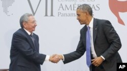 美國總統奧巴馬和古巴主席勞爾.卡斯特羅在美洲峰會上握手（2015年4月11日）