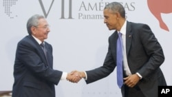 ປະທານາທິບໍດີສະຫະລັດ ທ່ານ Barack Obama (ຂວາ) ແລະ ປະທານາທິບໍດີຄິວບາ ທ່ານ Raul Castro (ຊ້າຍ) ສຳພັດມືກັນ.