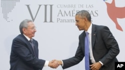 Presiden AS Barack Obama dan Presiden Kuba Raul Castro berjabat tangan saat bertemu di KTT Amerika di Panama (11/4). (AP/Pablo Martinez Monsivais)