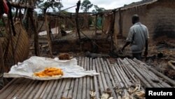 Un agriculteur illégal, originaire du Burkina Faso, expulsé du parc national Mont Péko, marche dans le village détruit par une opération d'expulsion de travailleurs illégaux dans le département de Duekoue, dans l'ouest de la Côte d'Ivoire, le 1er août 201