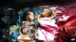 Dois recém-nascidos num centro de cuidados primários de saúde de Mogadíscio na Somália