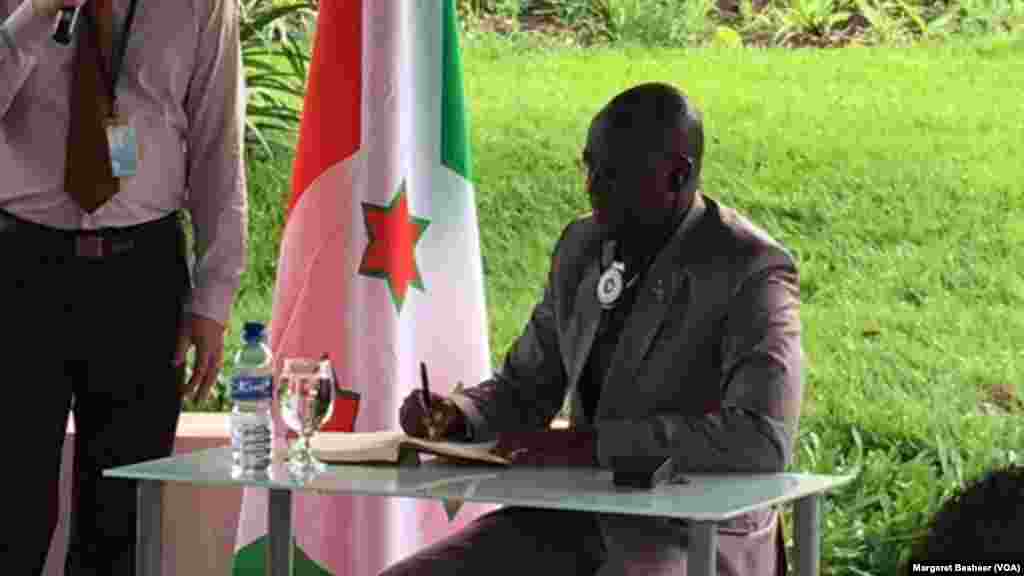 Le-président vice-burundais Gaston Sindimwo, assis, lors des échanges avec les ambassadeurs du Conseil de sécurité de l’ONU à Bujumbura, Burundi, 22 janvier 2016. (VOA/ Margaret Besheer)