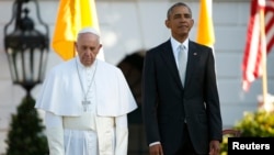 U.S. President Barack Obama (R) stands with Pope Francis during an arrival ceremony for the pontif at the White House in Washington, Sept. 23, 2015. 