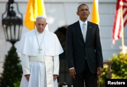 U.S. President Barack Obama, right, stands with Pope Francis during an arrival ceremony for the pontif at the White House in Washington, Sept. 23, 2015.